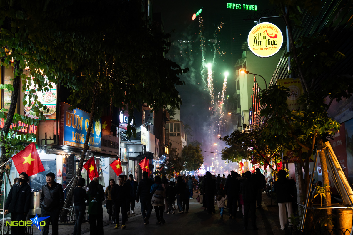 Tối 18/1, phố ẩm thực Nguyễn Văn Tuyết (quận Đống Đa) đi vào hoạt động, trở thành tuyến phố ẩm thực thứ ba của Hà Nội, bên cạnh Tống Duy Tân (quận Hoàn Kiếm) và Đảo Ngọc - Ngũ Xã (quận Ba Đình).