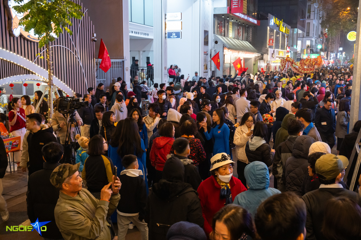 20h, đông đảo người dân và du khách đã đổ về để tham dự lễ khai trương, tham gia các hoạt động và thưởng thức những món ăn tại đây.