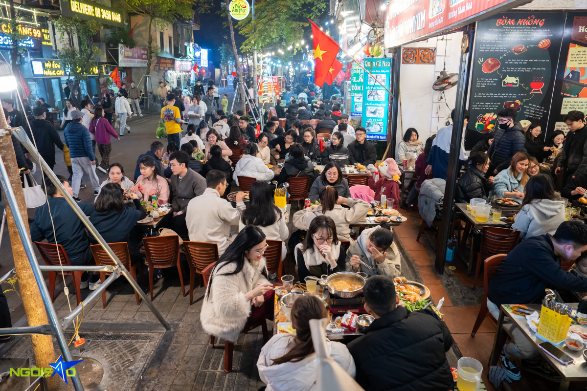 Nhiều hàng quán đông kín người, không còn bàn trống. Thế mạnh của tuyến phố này là sự phát triển của các hàng quán kinh doanh dịch vụ ẩm thực, đã tồn tại và ghi dấu ấn trong lòng thực khách qua nhiều năm.