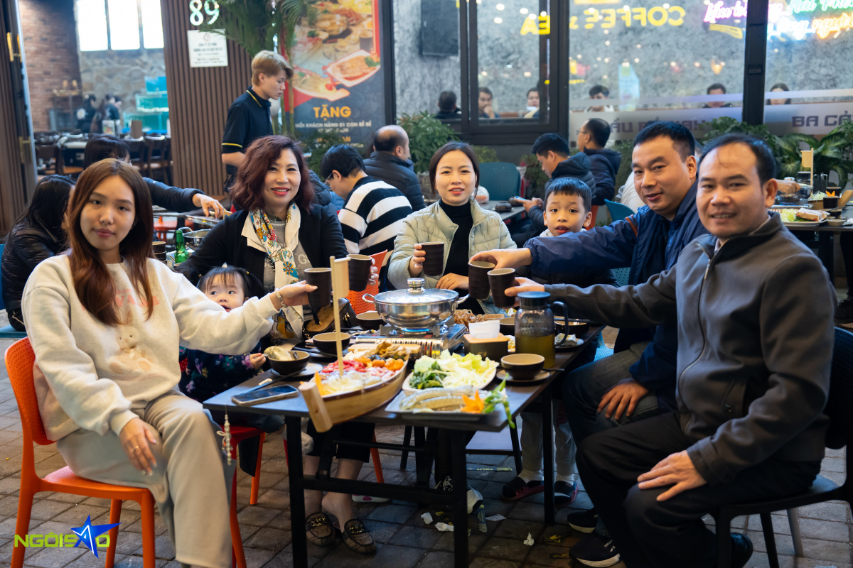 Gia đình chị Tạ Thị Vân đi bộ hơn 7 phút từ nhà ở phố Tây Sơn để đến đây tham quan, ăn uống. Thường Thứ Bảy và Chủ Nhật cả gia đình đều đến đây để dùng bữa tối. Gia đình thường chọn các món lẩu, nướng, giá cả tương đối hợp lý túi tiền với mọi người. So với phố ẩm thực Tống Duy Tân, khu này gần nhà hơn, không gian thoáng đãng và đi lại thuận tiện, chị cho biết.