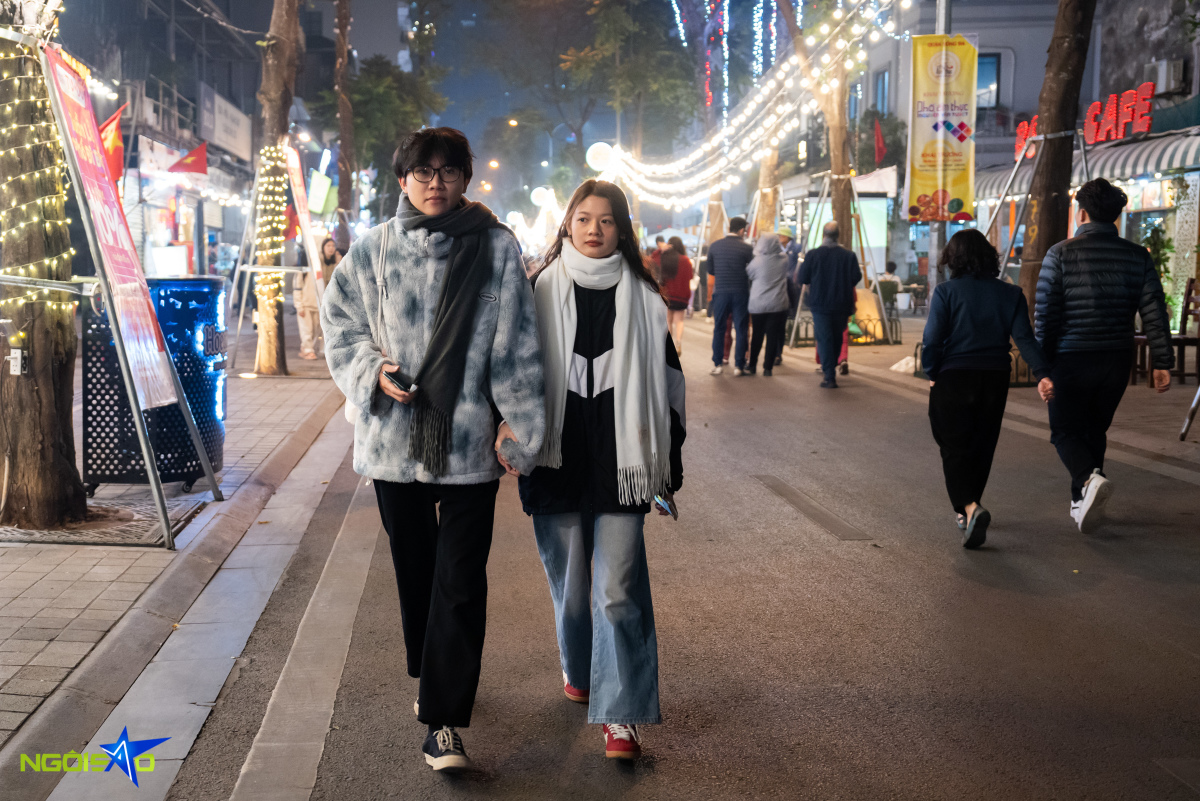 Phạm Hùng Cường (quận Cầu Giấy) cùng bạn gái đến để thưởng thức bữa tối. Anh chia sẻ: Mỗi tuần tôi thường ghé qua đây 1-2 lần để ăn chân gà và cơm tấm. Do phố ẩm thực mới khai trương, tôi gặp khó khăn trong việc tìm chỗ gửi xe vì chưa có nhiều điểm gửi.