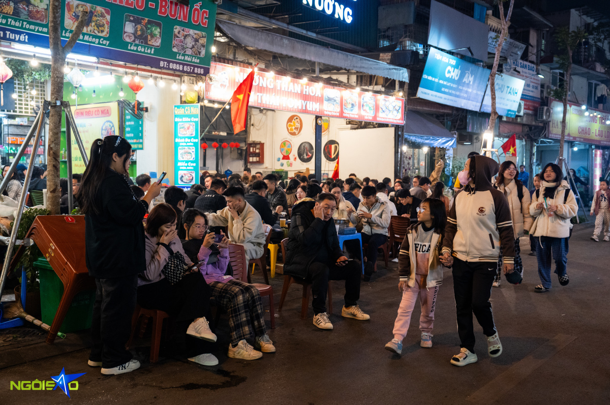 Do lượng khách quá tải, nhiều quán ăn phải kê ghế dưới lòng đường cho thực khách ngồi chờ trong lúc đợi bàn trống.