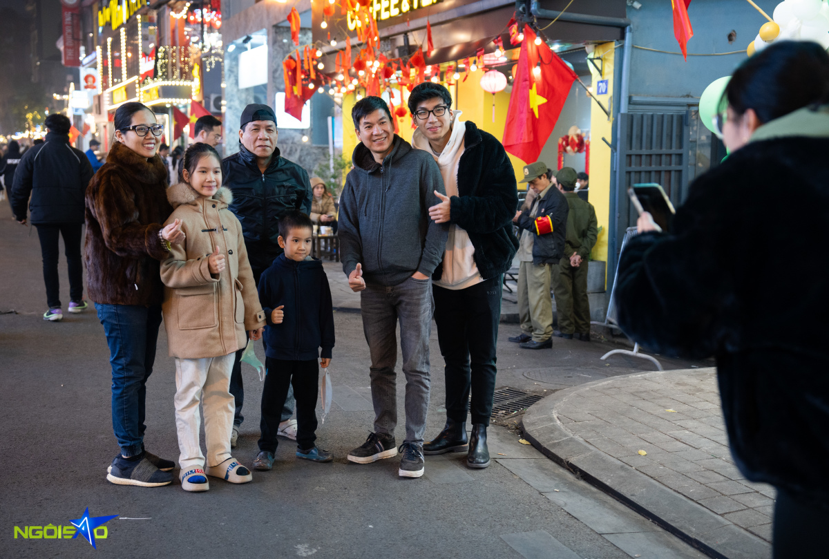 Nhiều gia đình thích thú chụp ảnh lưu lại không gian mới lạ của phố ẩm thực.