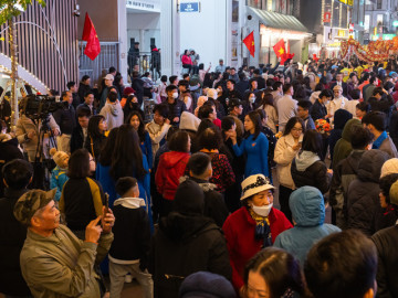 Phố ẩm thực mới ở Hà Nội đông nghẹt đêm khai trương