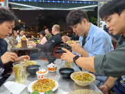 Lifestyle - Đặc sản Huế chỉ 10.000 đồng/suất, khách Hàn khen ngon, ăn 'không bỏ sót hạt nào'