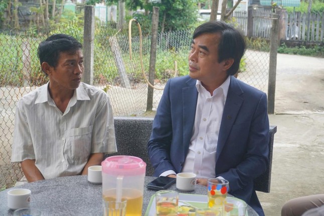 Ông Tô Văn Hùng - Bí thư Huyện ủy Hòa Vang thăm hỏi, động viên gia đình anh T., nạn nhân trong vụ việc.