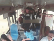 Tin tức - Khoảnh khắc xe buýt chở hàng chục học sinh bị xe ben tông trúng khi dừng đón khách