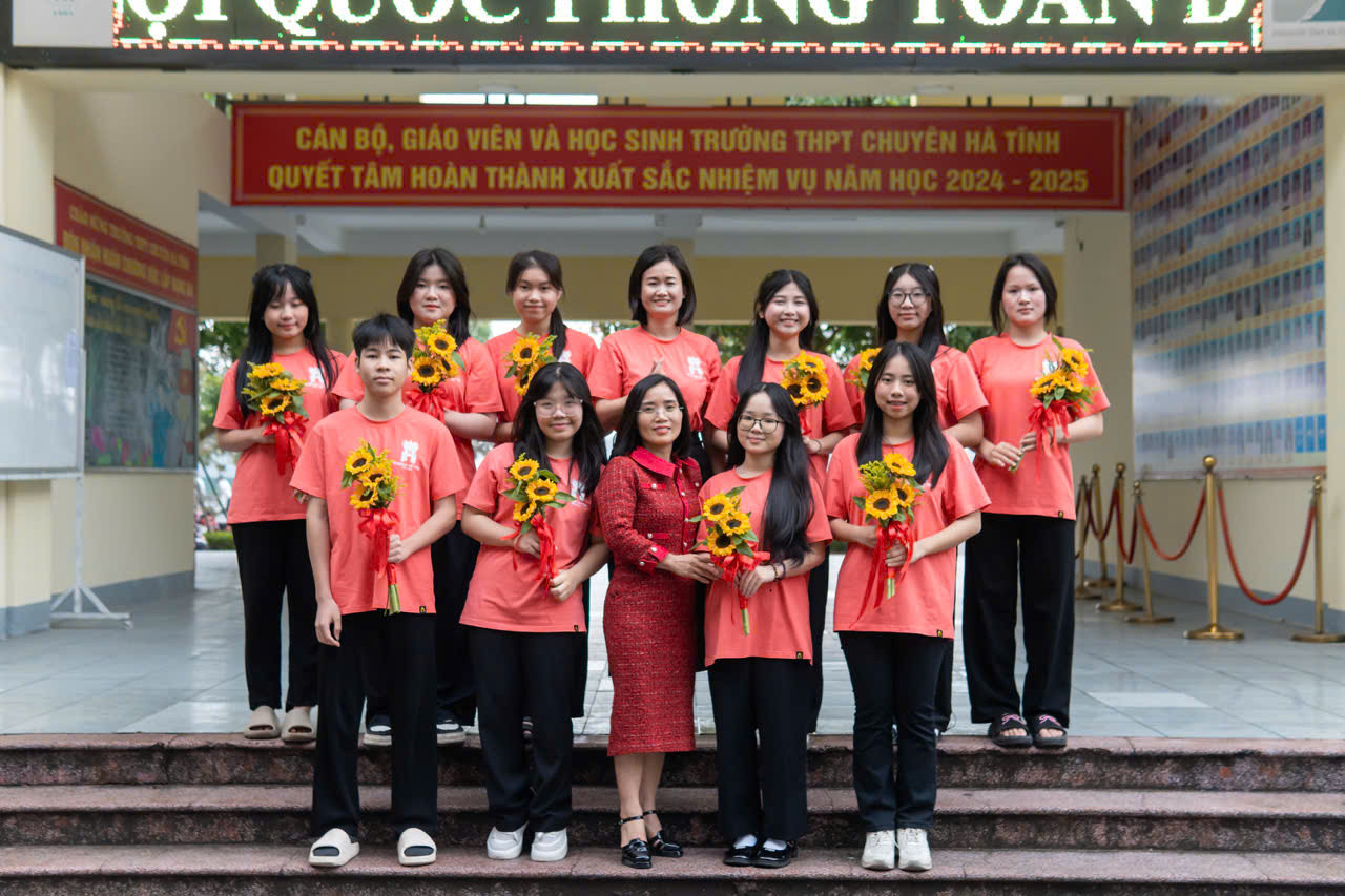 Nhi chụp ảnh cùng cô giáo và các bạn tham ở Hà Tĩnh gia kỳ thi học sinh giỏi quốc gia môn Lịch sử. Ảnh: T.L