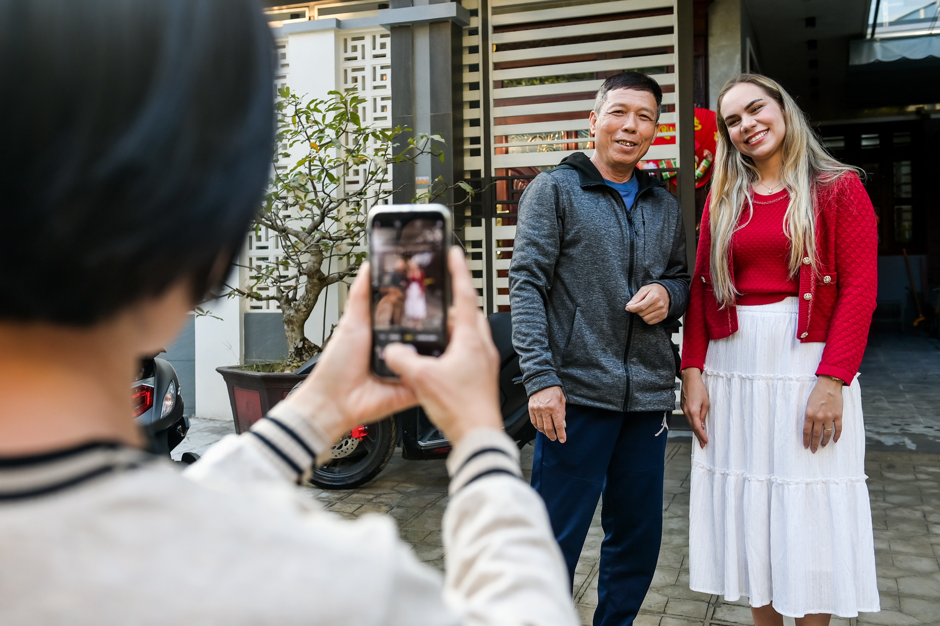 Ông Vũ Xuân Khán, hàng xóm của cầu thủ Nguyễn Xuân Son chia sẻ: “Cả gia đình Xuân Son đều gần gũi, dễ mến. Đêm giao thừa năm ngoái, cả nhà cậu ấy cũng ra chung vui với mọi người trong khu phố”