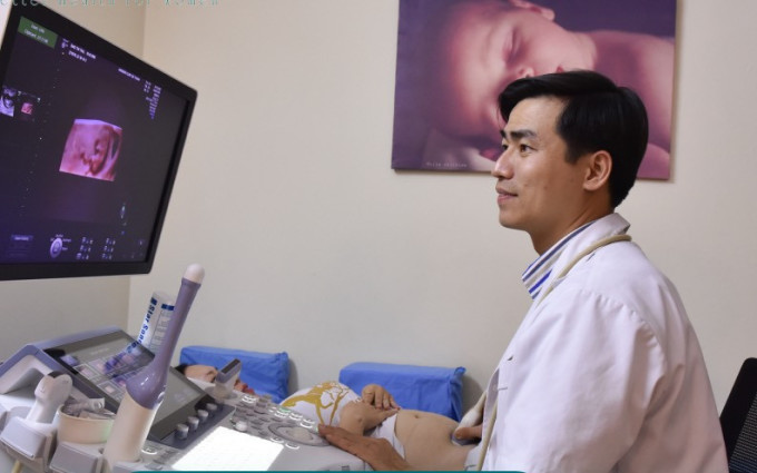 Bác sĩ Thành đang siêu âm cho thai phụ. Ảnh minh họa do bác sĩ cung cấp