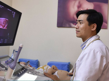 Có nên tránh sinh con đêm giao thừa?