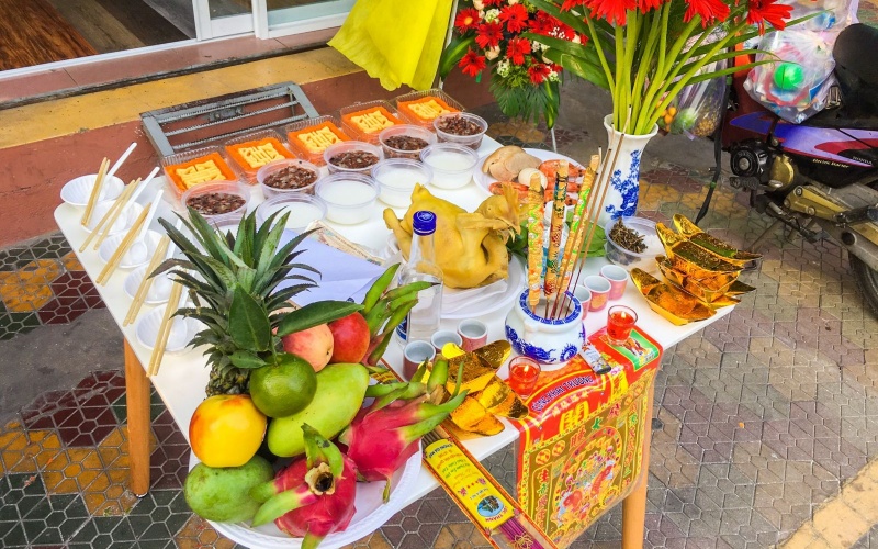 Những ngày đầu năm mới, không ít gia đình đã lựa chọn giải pháp nhờ thầy cúng để thực hành các nghi lễ khai xuân cửa hàng, gian hàng, với niềm tin có sự thuận lợi, buôn may bán đắt cả năm.