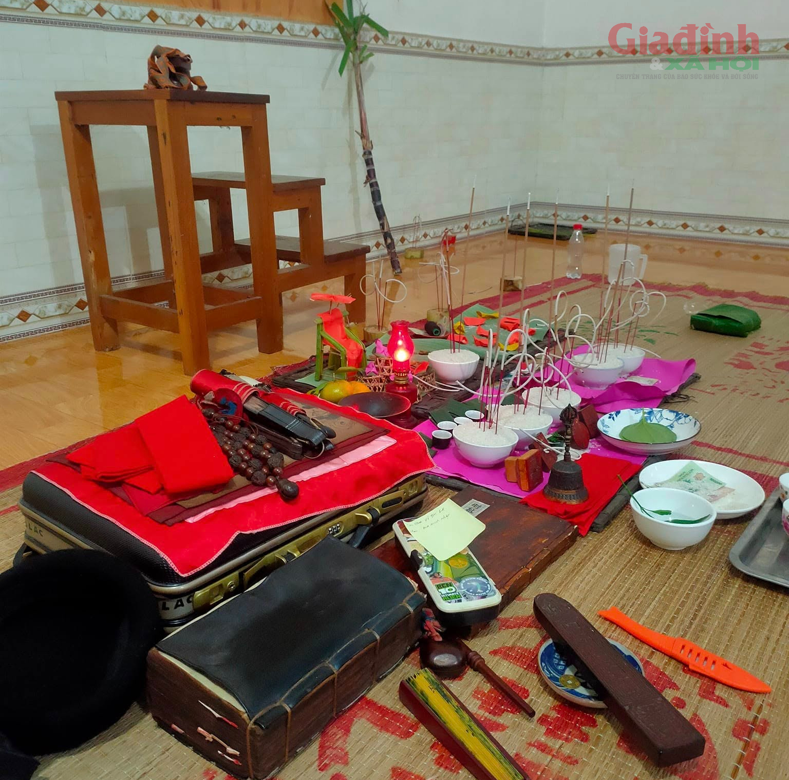 Không chỉ cúng lễ khai xuân, anh Trần Văn Lê (45 tuổi, ở chợ Tam Cờ, TP Tuyên Quang) còn thuê thầy cúng cầu tại khu vực bàn thờ gia tiên với niềm tin một năm mới vạn sự đều thuận lợi. Ảnh: NVCC