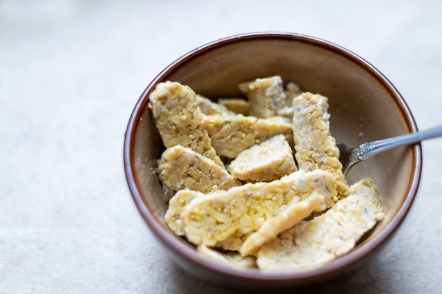 Tempeh chứa men vi sinh.