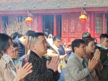 VIDEO: Người dân nô nức đi lễ Đền Ông Hoàng Mười cầu may