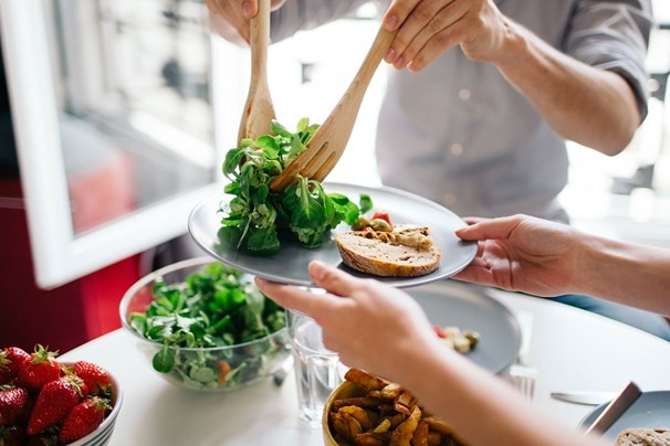 Chế độ ăn nhỏ hơn tránh quá tải hệ thống tiêu hóa, ngăn ngừa rối loạn tiêu hóa do lượng thức ăn quá mức.