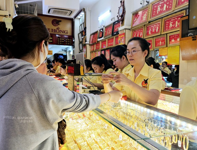 Giá vàng tăng mạnh trong kỳ nghỉ Tết. Ảnh: LAM GIANG