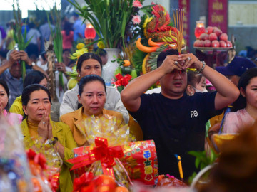 Du khách chen chân viếng Bà Chúa Xứ Núi Sam