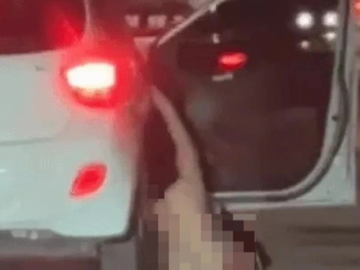 Xôn xao clip cô gái không mặc đồ rơi từ ô tô xuống đường