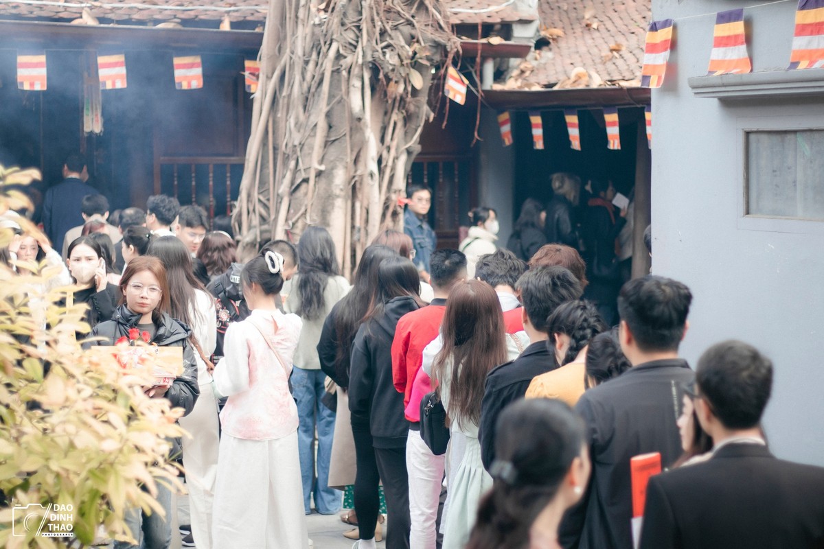 Theo ghi nhận, từ ngày mồng 3 Tết, chùa Hà đã khá tấp nập du khách đến tham quan cũng như dâng hương.