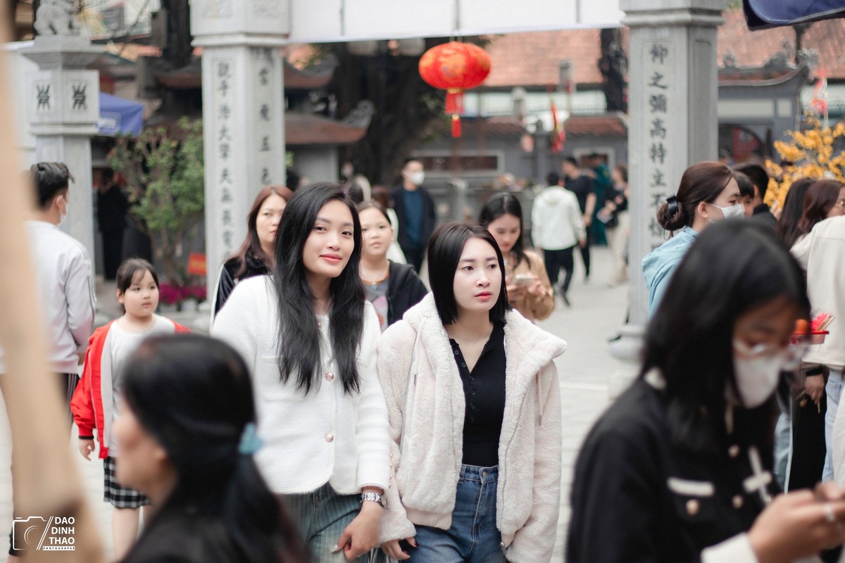 Ngày mồng 5, mồng 6, khi người dân đã bắt đầu trở lại thủ đô để đi học, đi làm, lượng khách đến chùa Hà càng tăng cao hơn nữa.