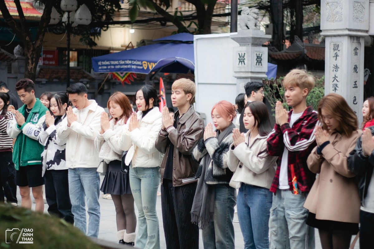 Đầu năm, giới trẻ đua nhau đi chùa Hà cầu duyên “thoát ế“ - 1