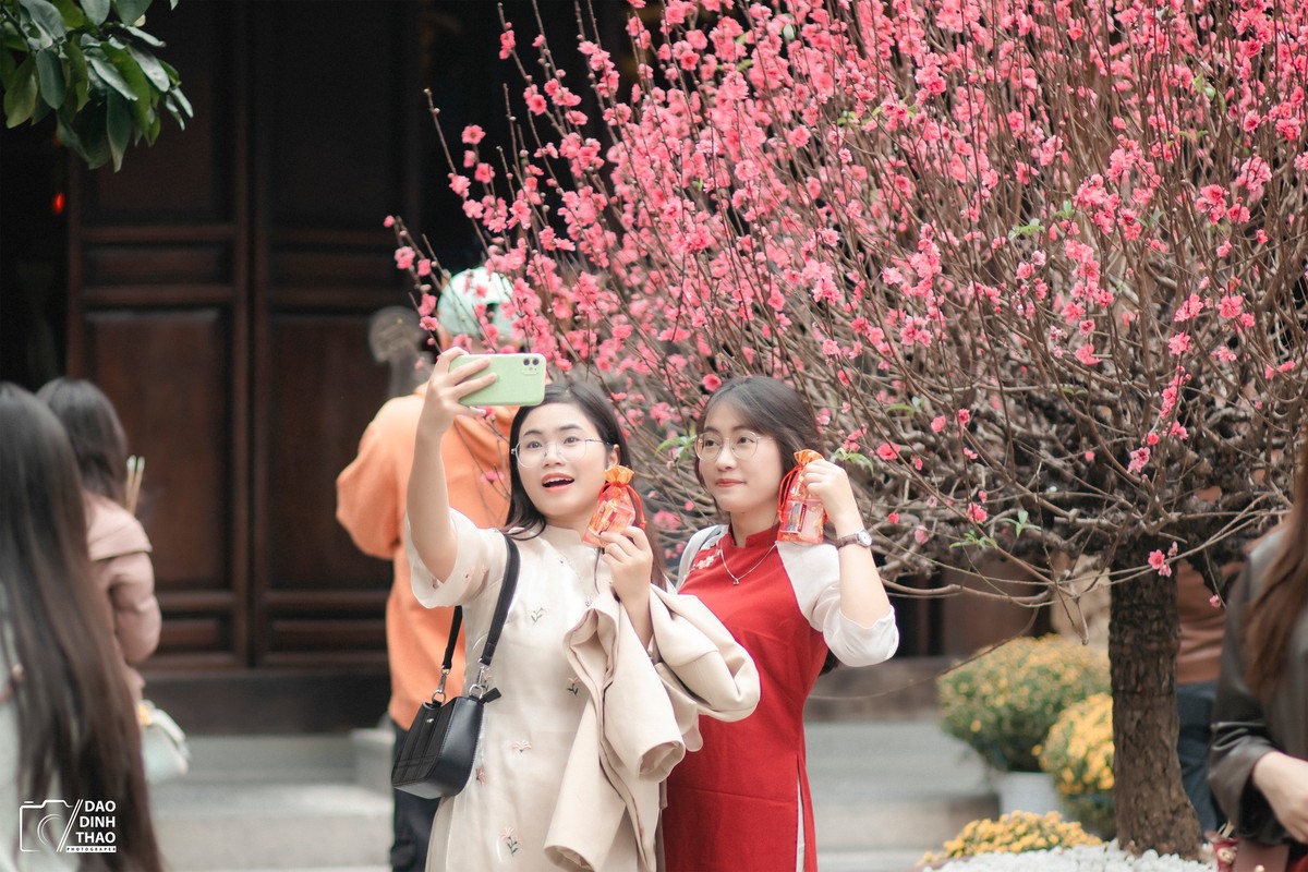 Bên cạnh đó, một số mâm lễ còn có các sợi chỉ đỏ, được kết thành một vòng tay, thể hiện mong ước được se duyên đầu năm.