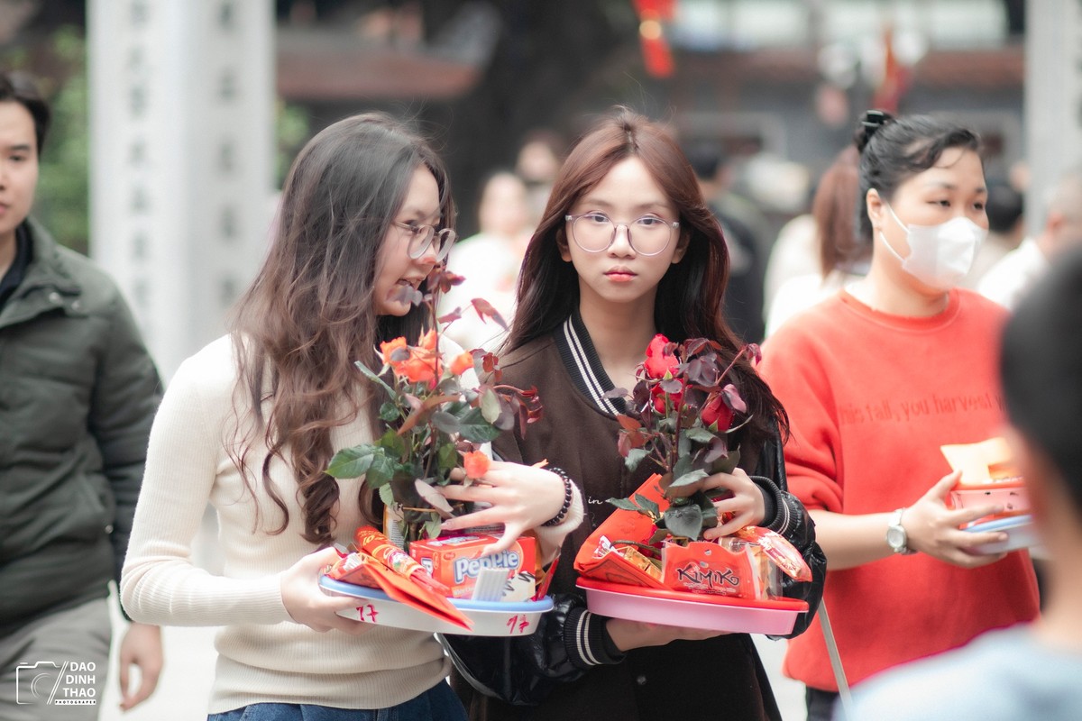 Những người tới chùa Hà lần đầu sẽ được hỗ trợ phát mẫu văn khấn.