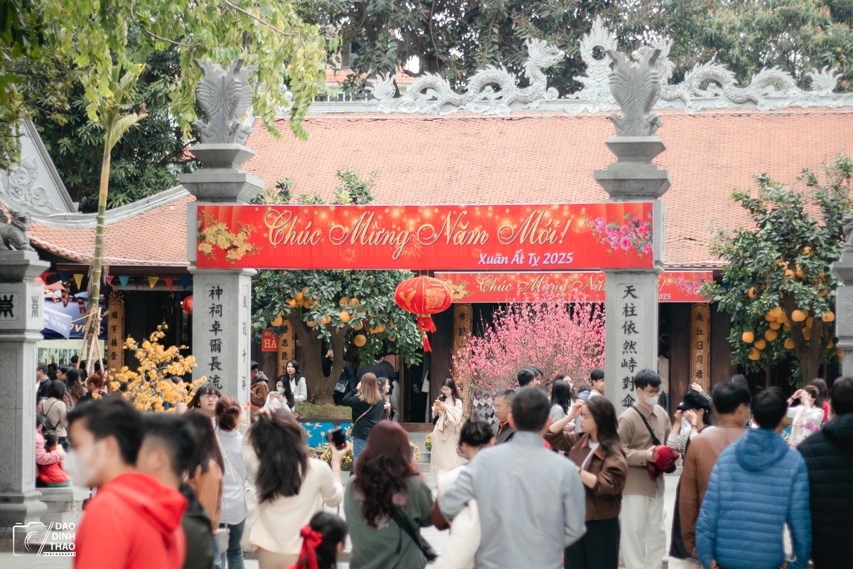 Những năm gần đây, cùng với sự phát triển của mạng xã hội, việc nhiều bạn trẻ tìm đến chùa Hà ngày càng nhiều. Ngoài đi lễ chùa, các bạn trẻ tranh thủ ghi lại những khoảnh khắc đẹp cùng gia đình và bạn bè ngày đầu năm mới.