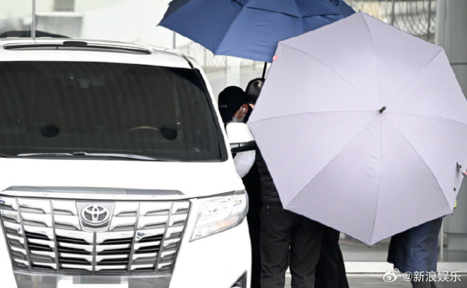 Tro cốt Từ Hy Viên được đưa về Đài Loan bằng máy bay riêng, chiều nay 5/2. Ảnh: Weibo