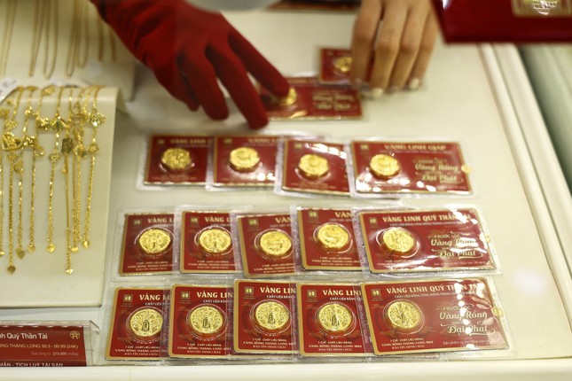 Giá vàng bất ngờ giảm mạnh ngày vía Thần tài (ảnh: Như Ý).