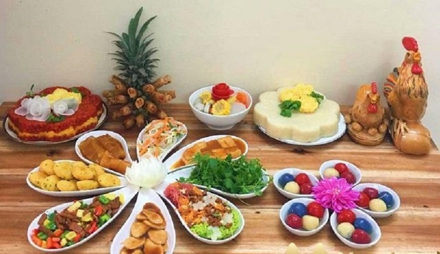 Chuẩn bị lễ vật cho lễ cúng cầu an tại nhà.