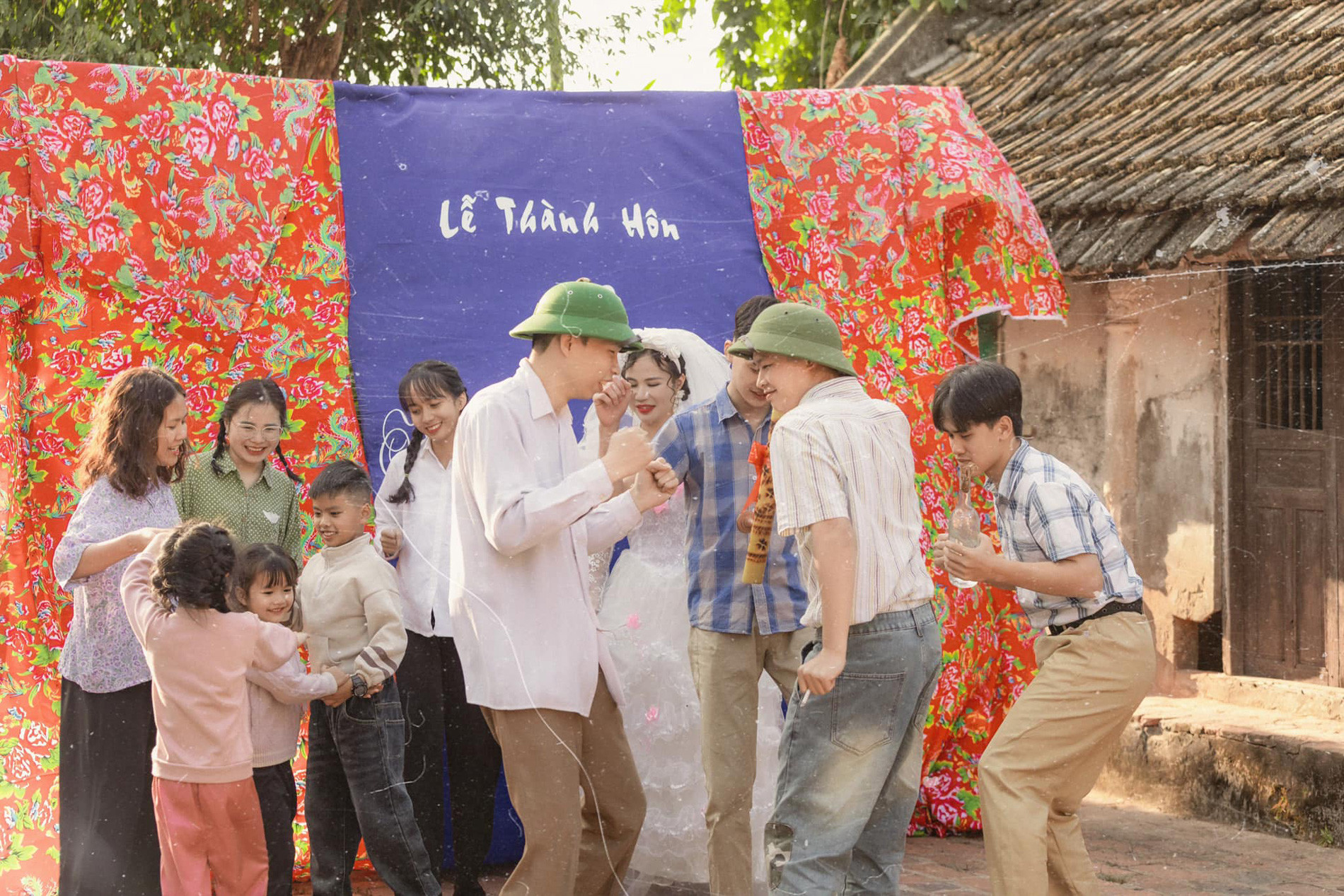 Điệu nhảy sôi động của bạn bè cô dâu, chú rể cũng được tái hiện trong bộ ảnh cưới