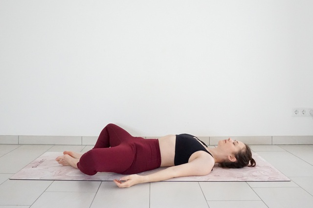 Cách thực hiện tư thế nằm ngửa góc cố định.