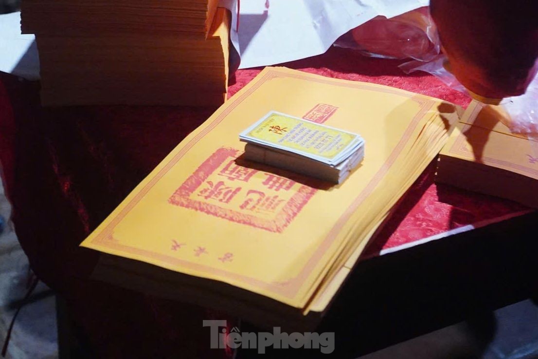 Những lá ấn in được chuẩn bị sẵn chỉ chờ được đưa đến tay du khách. Mỗi gian phát ấn đều có lực lượng chức năng giám sát, điều phối.