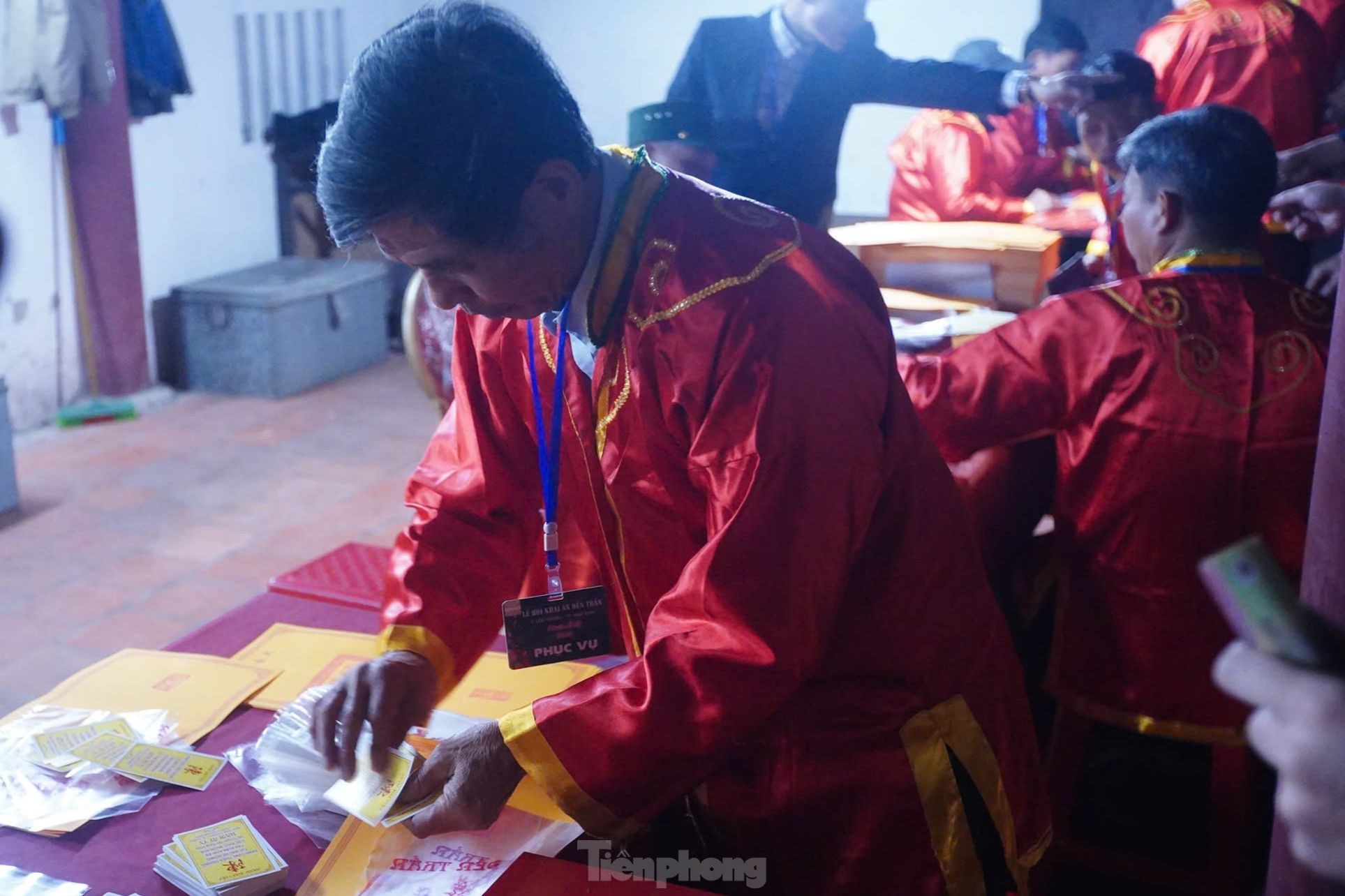 Hàng nghìn lá ấn đầu tiên được phát ở đền Trần - 14