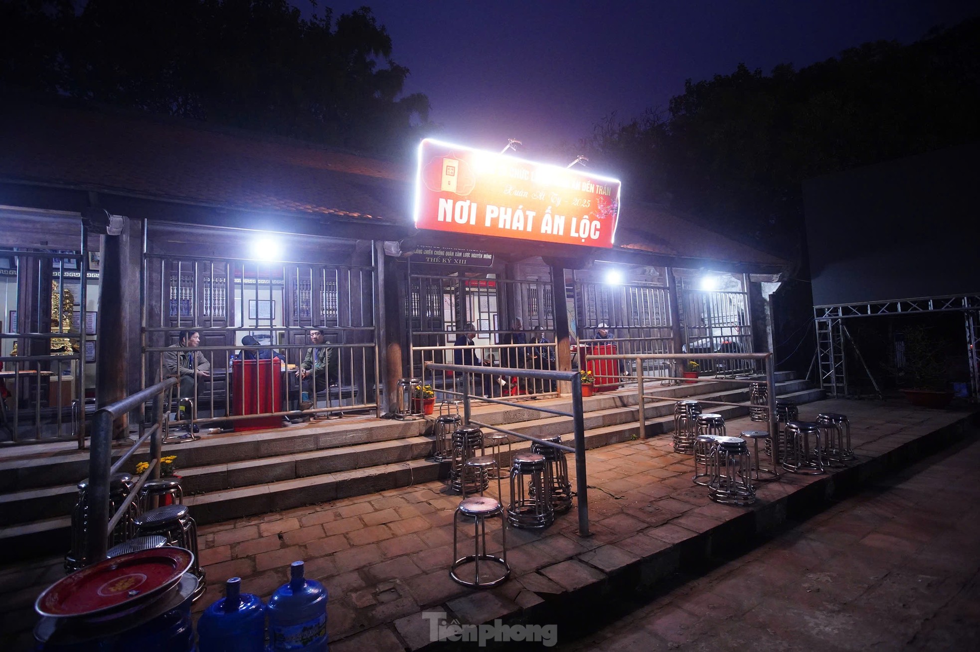 Hàng nghìn lá ấn đầu tiên được phát ở đền Trần - 20