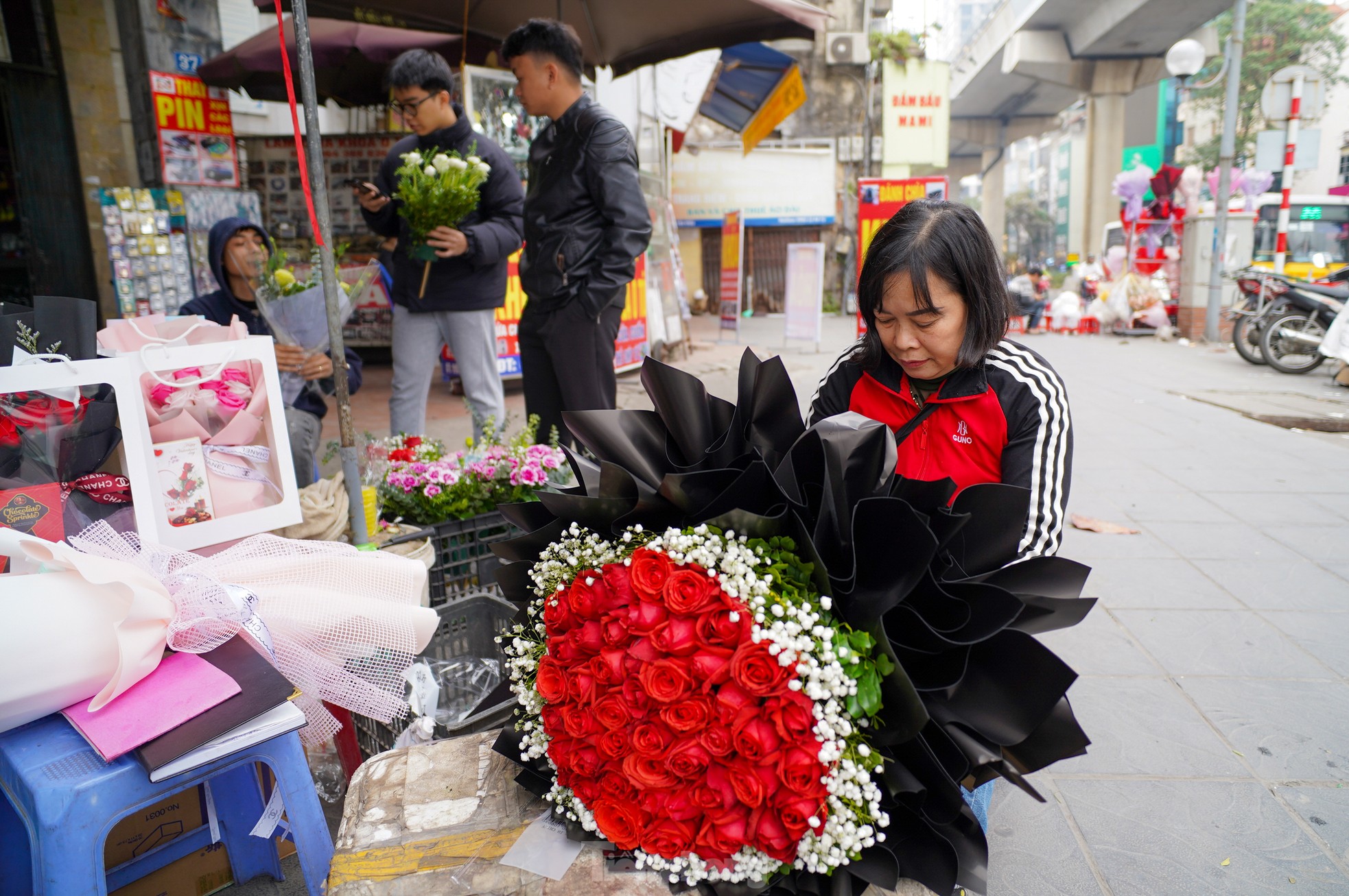 Cô Hà (chủ tiệm hoa ở Cầu Giấy) cho biết: Dịp này, mọi người thường có xu hướng chọn những món quà độc đáo hơn. Để phục vụ thị trường lễ tình nhân năm nay, ngoài những bó hoa đẹp, cửa hàng tôi còn chuẩn bị đầy đủ các loại socola, thiệp và túi quà xinh xắn.