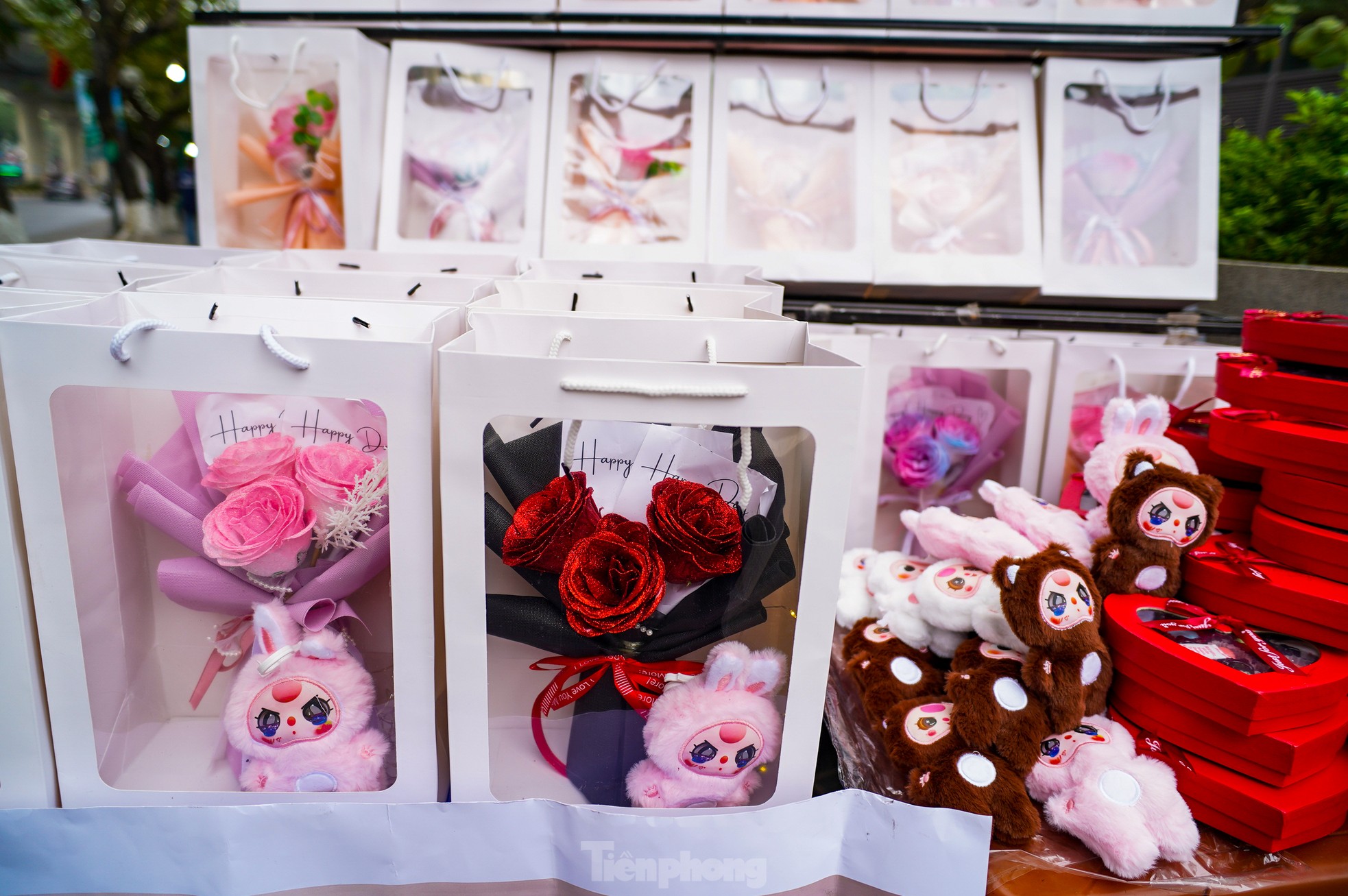 Giới trẻ săn túi mù Baby Three, hoa tulip trồng chậu tặng người yêu ngày Valentine - 10