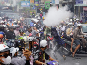 Lifestyle - 'Mưa bột mì' ở lễ hội Làm Chay dù bị cấm