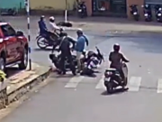 Tin tức - CLIP: Công an truy tìm 2 người đàn ông "hổ báo" đánh người sau va chạm giao thông
