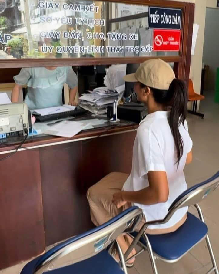 Hhen niê gây chú ý vì xỏ dép lê đi đăng ký kết hôn - 2
