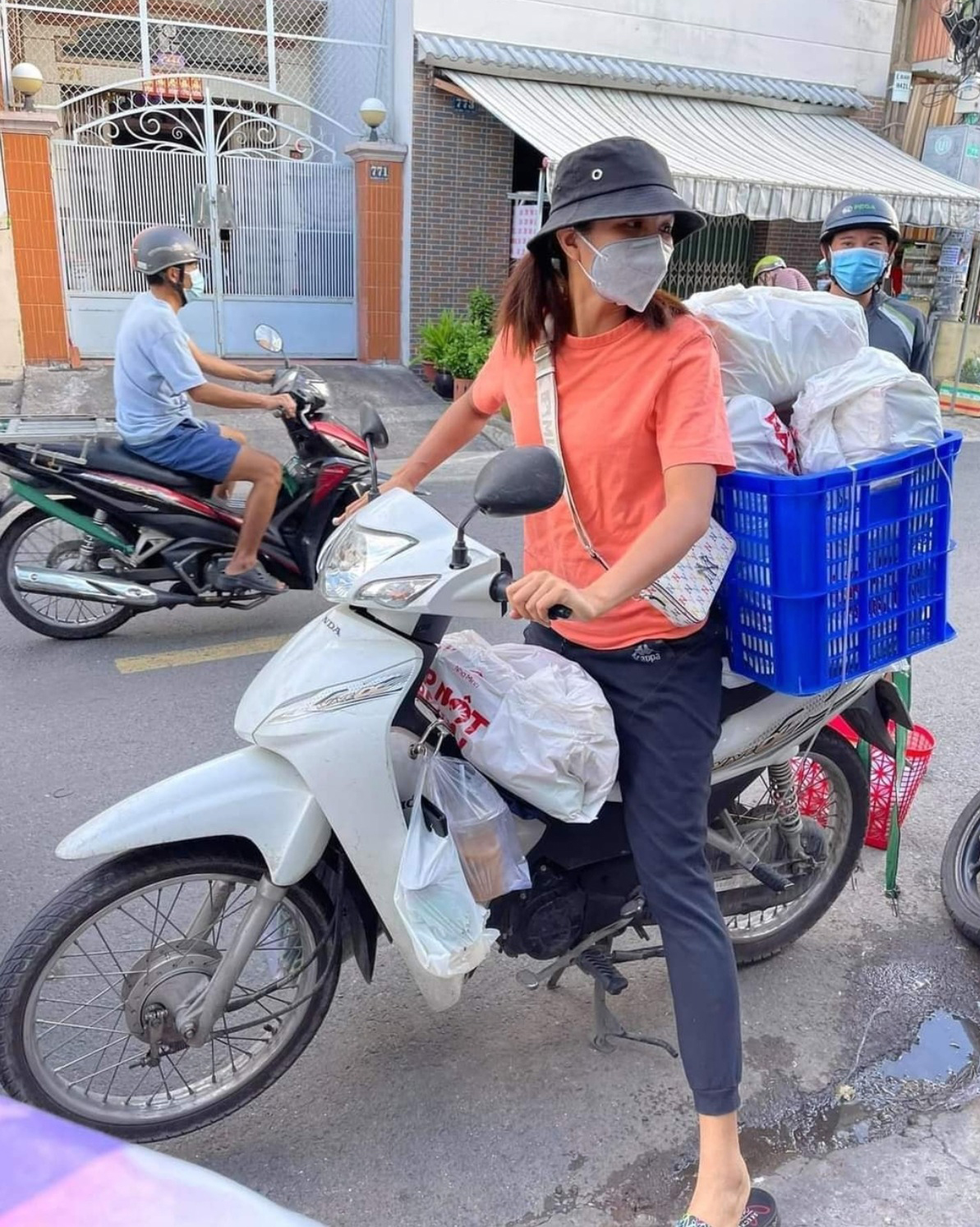 Hhen niê gây chú ý vì xỏ dép lê đi đăng ký kết hôn - 8