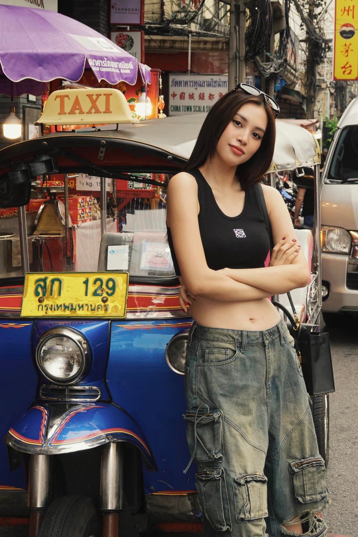 Hoa hậu còn sắm một mẫu áo ba lỗ khác tương tự, phom dáng bratop để tôn eo thon. Thiết kế phối cùng quần tụt giúp cô trông năng động.