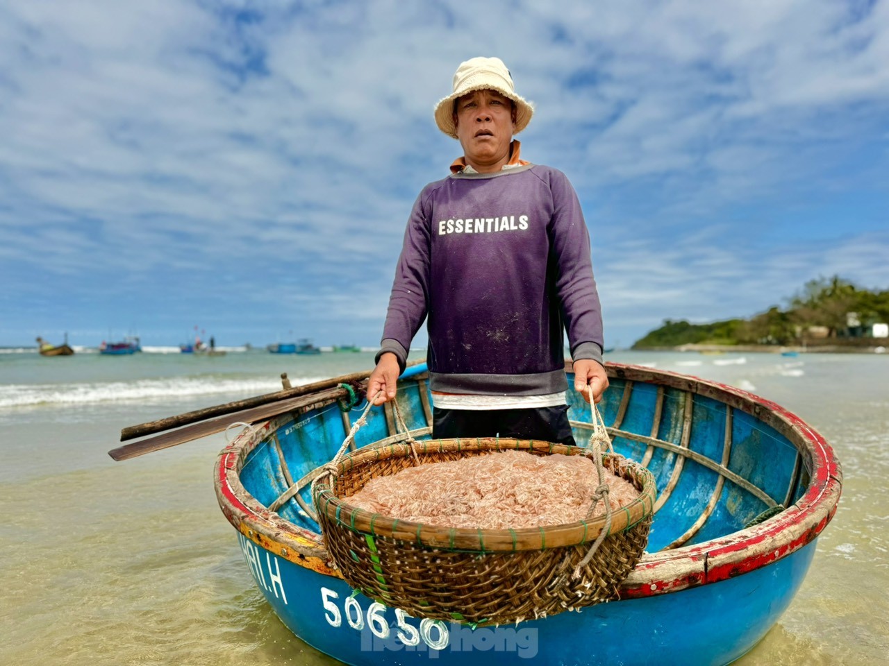 Ngư dân Võ Duy Hải (trú thôn Châu Thuận Biển, xã Bình Châu) cho biết, vùng biển đánh bắt chừng 3-4 hải lý, năm nay ruốc xuất hiện dày đặc nên tàu nào cũng trúng đậm. Ảnh: Nguyễn Ngọc