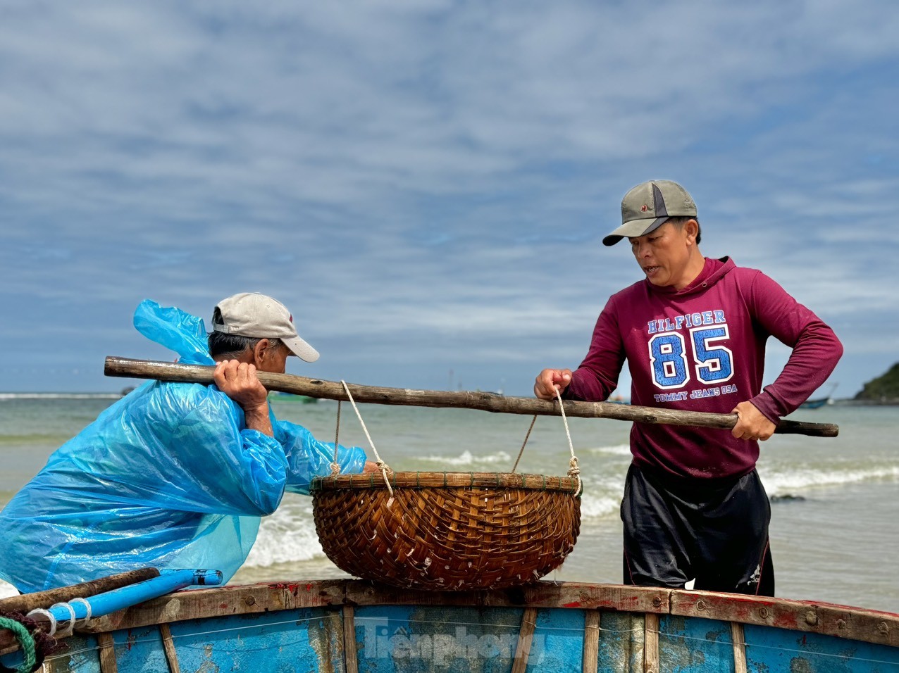 Đang cân ruốc bán cho thương lái, ngư dân Phạm Văn Phượng (trú xã Bình Châu, huyện Bình Sơn cho hay, hôm nay, sau 5 tiếng ra khơi, anh cùng 2 thuyền viên khai thác được 20 giỏ ruốc, khoảng 4 tạ. Với giá bán 20.000 đồng/kg, tàu của anh cũng thu về được gần 8 triệu đồng. Sau khi trừ hết chi phí mỗi người “đút túi” cũng được hơn 1 triệu đồng. Ảnh: Nguyễn Ngọc