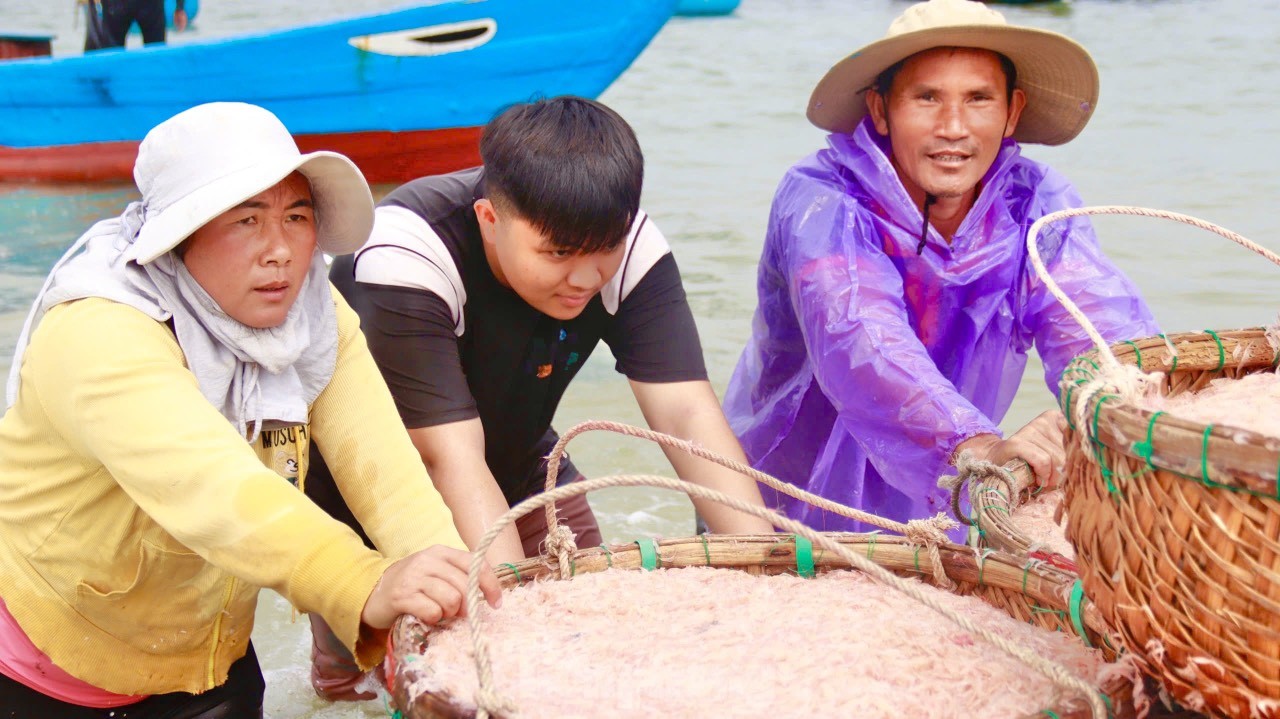 Theo các ngư dân, mùa ruốc thường bắt đầu từ tháng 1-2 và kéo dài đến tháng 4 (âm lịch). Ngư dân bắt đầu ra khơi từ 3 – 4h sáng đến trưa có thể thu hoạch được 4 - 5 tạ ruốc. Họ quay vào bờ bán ruốc rồi tiếp tục ra khơi cho chuyến biển buổi chiều. Ảnh: Nguyễn Ngọc