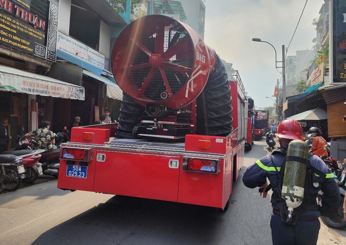 Xe hút khói được huy động để xử lý đám cháy trước khi lính cứu hỏa đeo mặt nạ phòng độc, bình oxy tiến vào dập lửa. Ảnh: Đình Văn