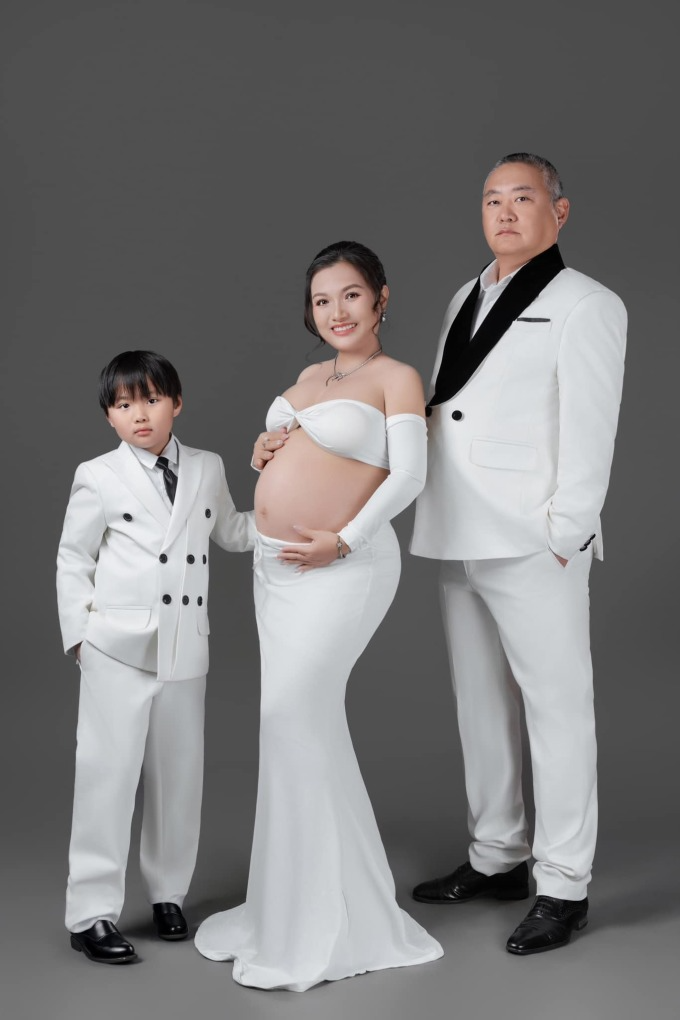 Gia đình Quỳnh Trần JP chụp ảnh kỷ niệm trước khi cô lâm bồn.