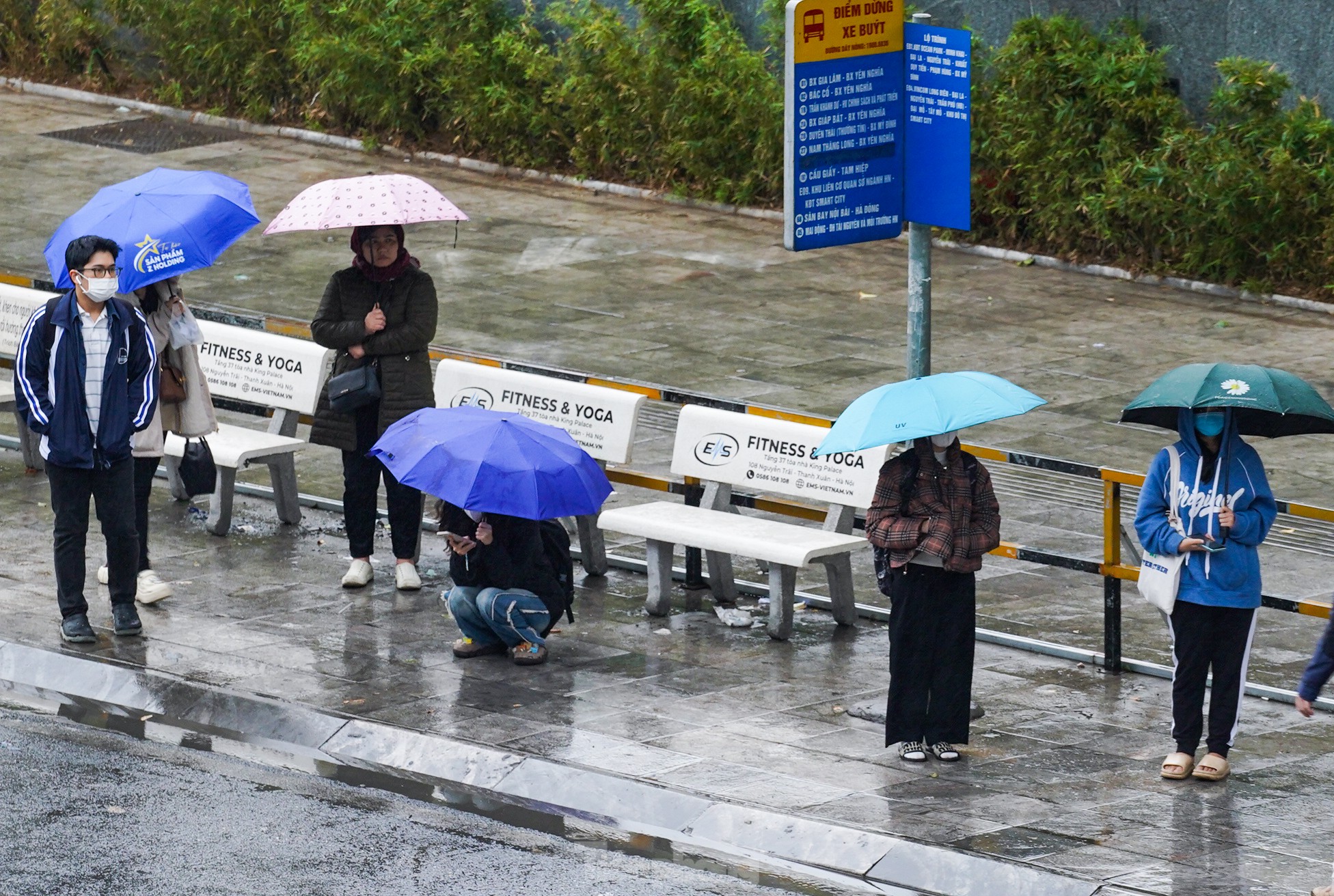 Trời mưa, đường tắc khiến những người chờ xe buýt phải đợi lâu hơn thường ngày. Tôi đợi xe buýt để đến trường nhưng hơn 20 phút rồi vẫn chưa thấy xe tới, anh Lê Chí chia sẻ.